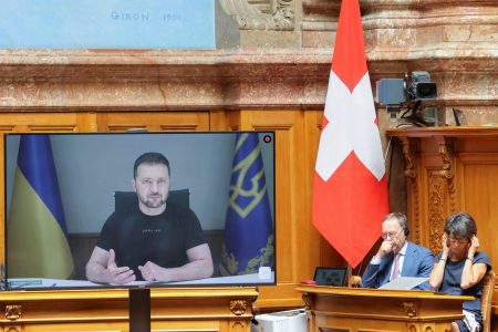 Ζελένσκι: Κάλεσε την Ελβετία να επιτρέψει την επανεξαγωγή όπλων στην Ουκρανία