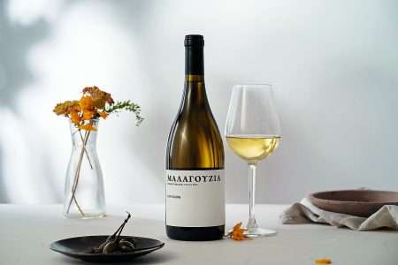 Ελληνικά κρασιά με φόντο τα νησιά μας