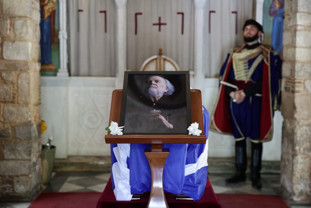 Το τελευταίο αντίο στον Γιάννη Μαρκόπουλο – Σε λαϊκό προσκύνημα η σορός του