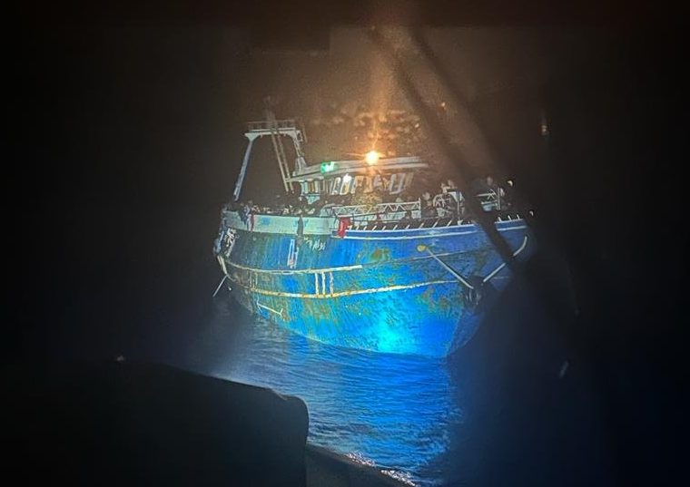Ναυάγιο στην Πύλο: Νέα φωτογραφία από το μοιραίο σκάφος λίγο πριν βυθιστεί