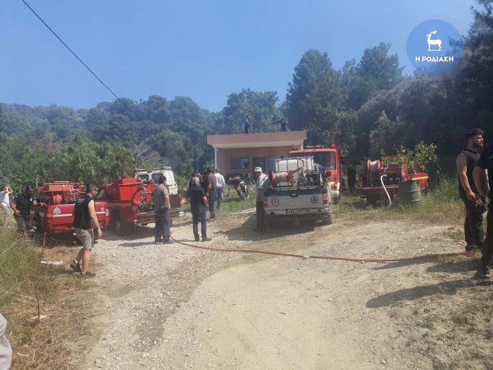 Φωτιά κοντά σε κατοικημένη περιοχή στη Ρόδο