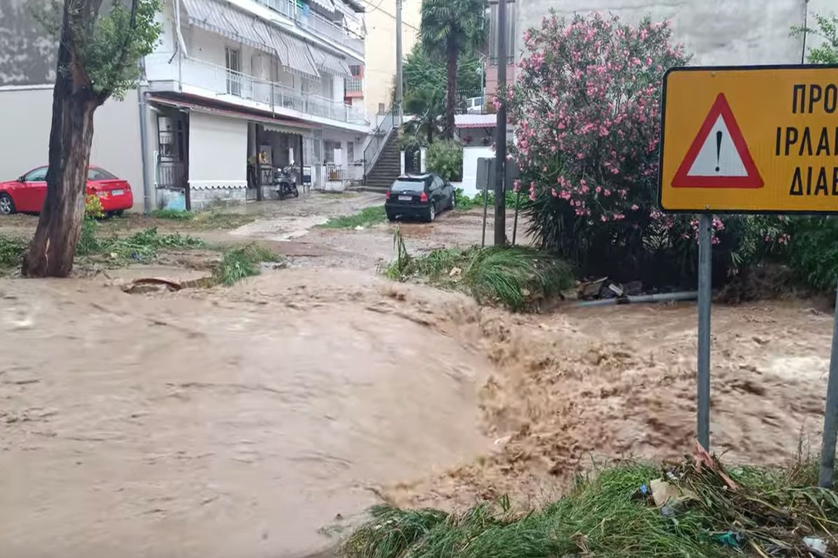 Θεσσαλονίκη: Χάος από την κακοκαιρία, παρασύρθηκαν Ι.Χ.