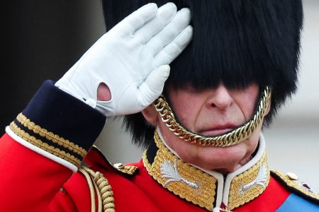 Βασιλιάς Κάρολος: Έφιππος στα 75α γενέθλιά του – Εικόνες από τη στρατιωτική παρέλαση