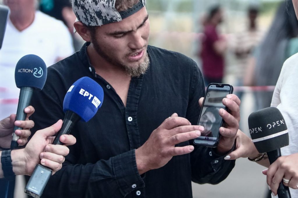Πύλος: Έφτασαν στον ανακριτή οι 9 συλληφθέντες – Συγγενείς των θυμάτων φώναζαν τα ονόματά τους