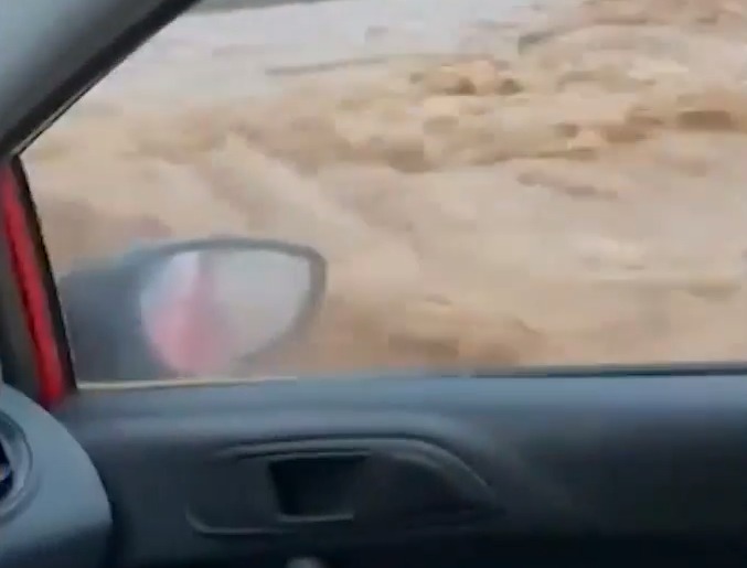 Χαλκιδική: «Πίστευα ότι θα πεθάνω» – Τι λέει ο οδηγός που μπήκε χείμαρρος στο αυτοκίνητό του