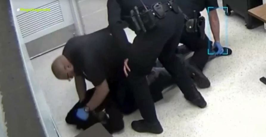 Αστυνομική βία: Ενστολος χτυπά το κεφάλι κρατούμενου στο πάτωμα (βίντεο)