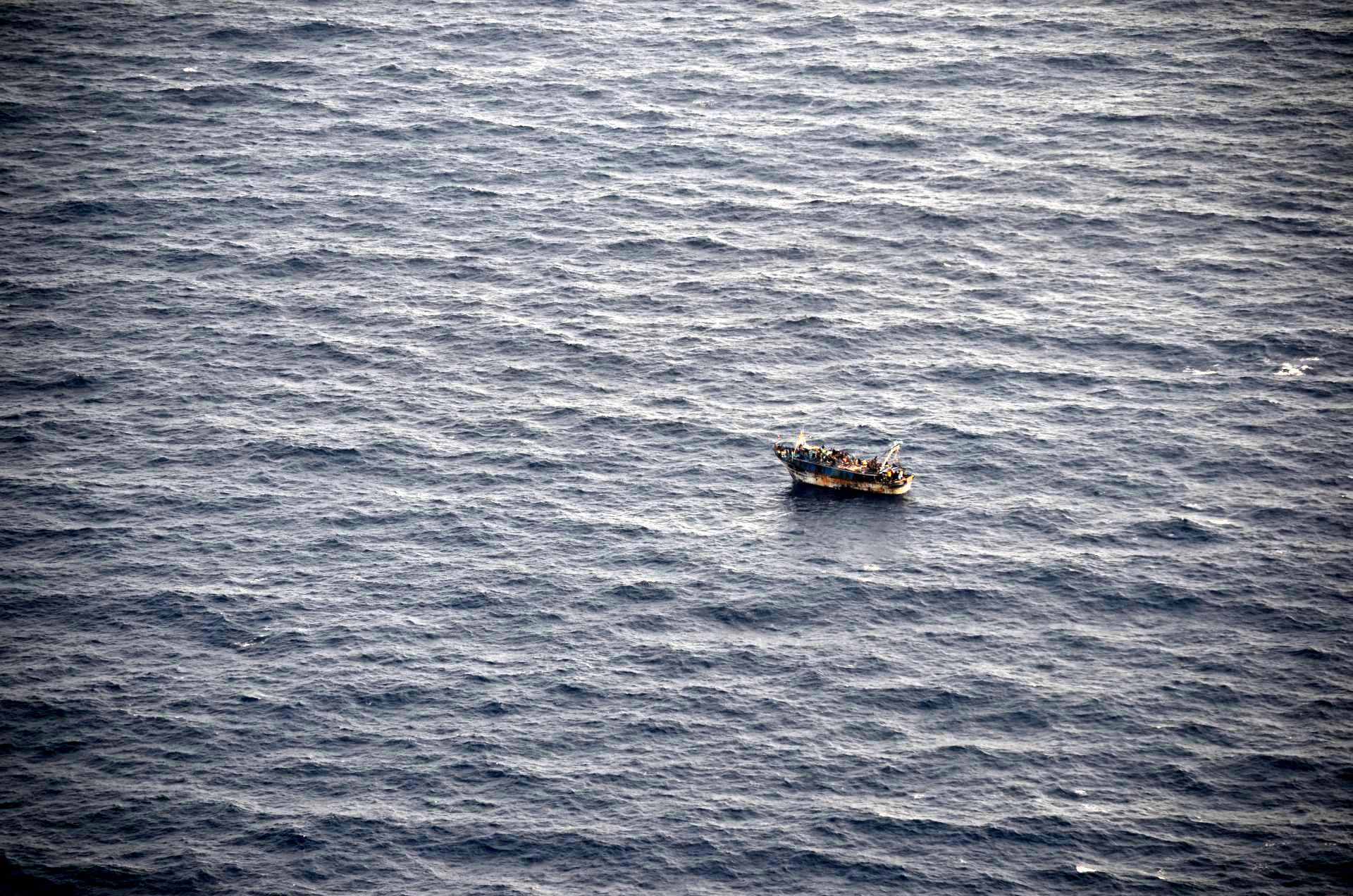 Ιταλία: Ακυβέρνητο πλοίο από τη Λιβύη με 50 μετανάστες στη Μεσόγειο