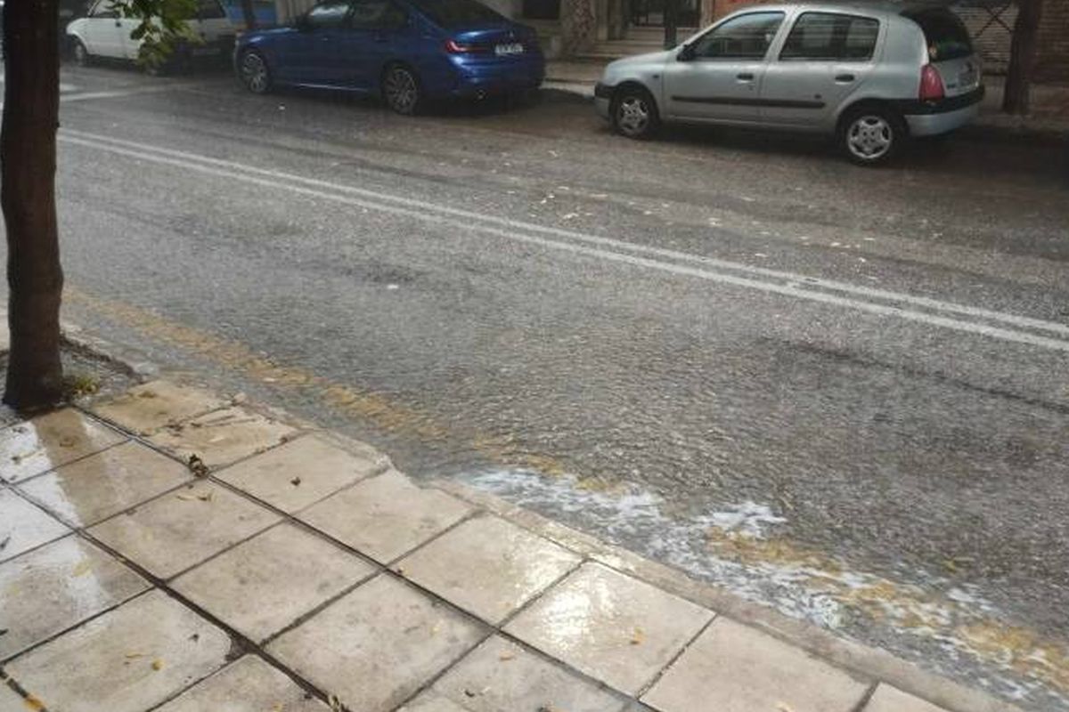 Αχαΐα: Σφοδρή κακοκαιρία, ξηλώθηκαν τέντες και σκεπές