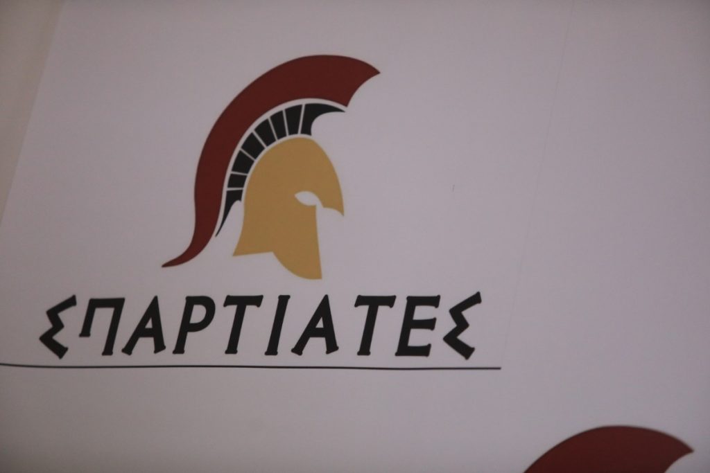 Σπαρτιάτες: Πώς κατάφερε μια περικεφαλαία χωρίς περιεχόμενο, θέσεις και γραφεία να μπει στη Βουλή