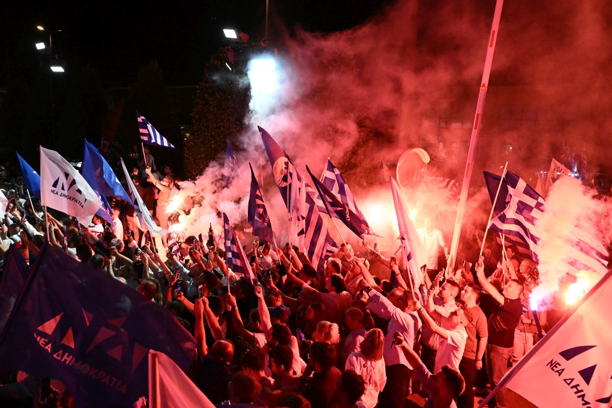 Πανηγυρικό το κλίμα στα γραφεία της ΝΔ: Κόρνες, καπνογόνα και συνθήματα