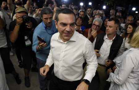 Ο Τσίπρας μένει, αρχίζει το ματς στον ΣΥΡΙΖΑ
