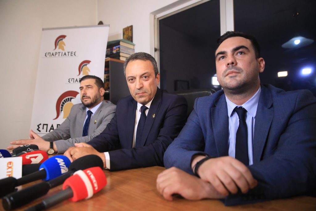 Σπαρτιάτες: Θέλουν να κρυφτούν και ο Κασιδιάρης δεν τους αφήνει