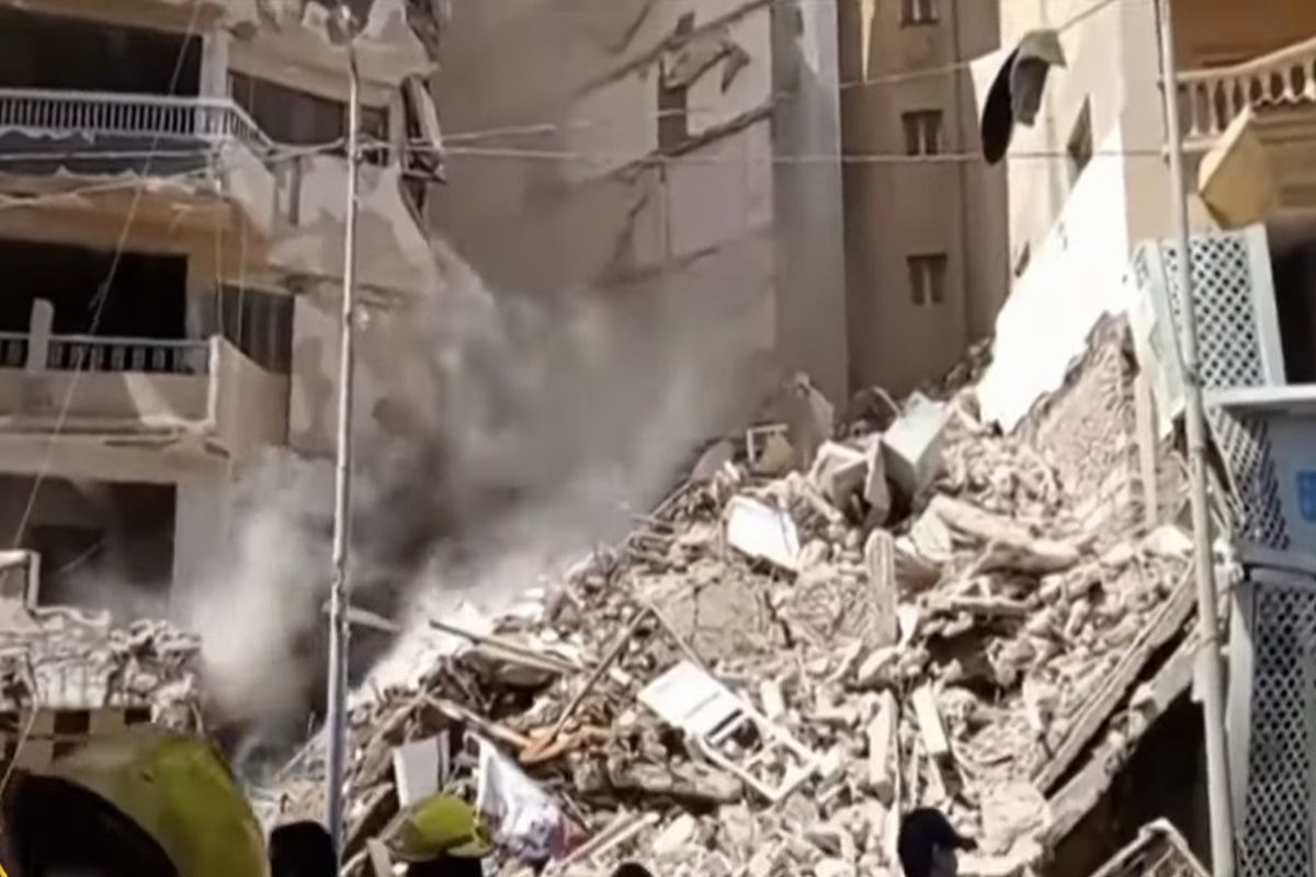 Αίγυπτος: Κατέρρευσε κτήριο με 13 ορόφους – Φόβοι για δεκάδες εγκλωβισμένους
