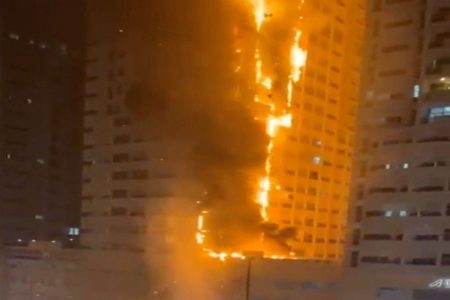Στις φλόγες ουρανοξύστης στα Ηνωμένα Αραβικά Εμιράτα