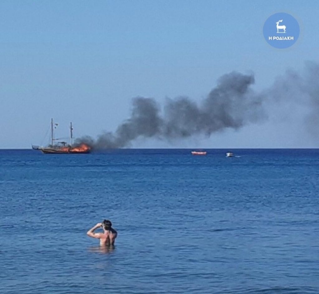 Φωτιά σε τουριστικό πλοιάριο στη Ρόδο – Σώοι οι επιβάτες