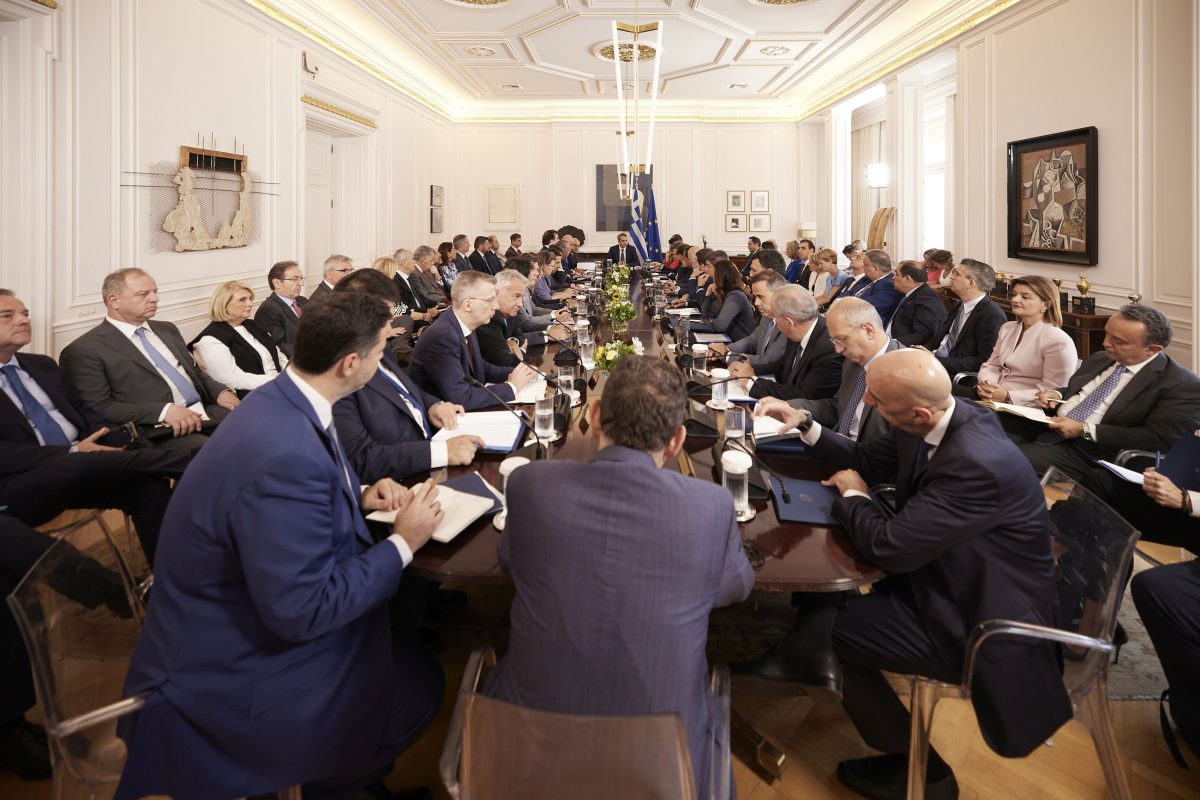 Το πρώτο Υπουργικό, οι παραινέσεις, οι μπλε φάκελοι και ο επί της υποδοχής… Πίνατ