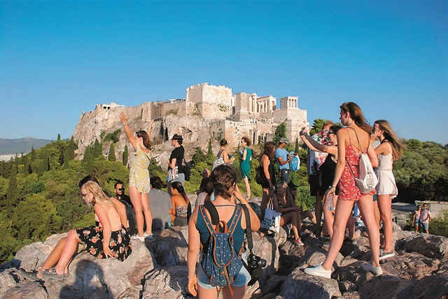 Αισιόδοξες προβλέψεις για χρονιά-ρεκόρ στον τουρισμό