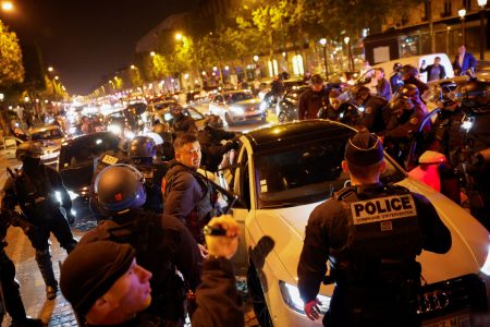 Γαλλία: 719  προσαγωγές τη νύχτα – Επίθεση στο σπίτι του δημάρχου του Παρισιού