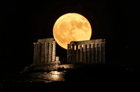 Εντυπωσιάκες εικόνες από το αποψινό «φεγγάρι του ελαφιού»