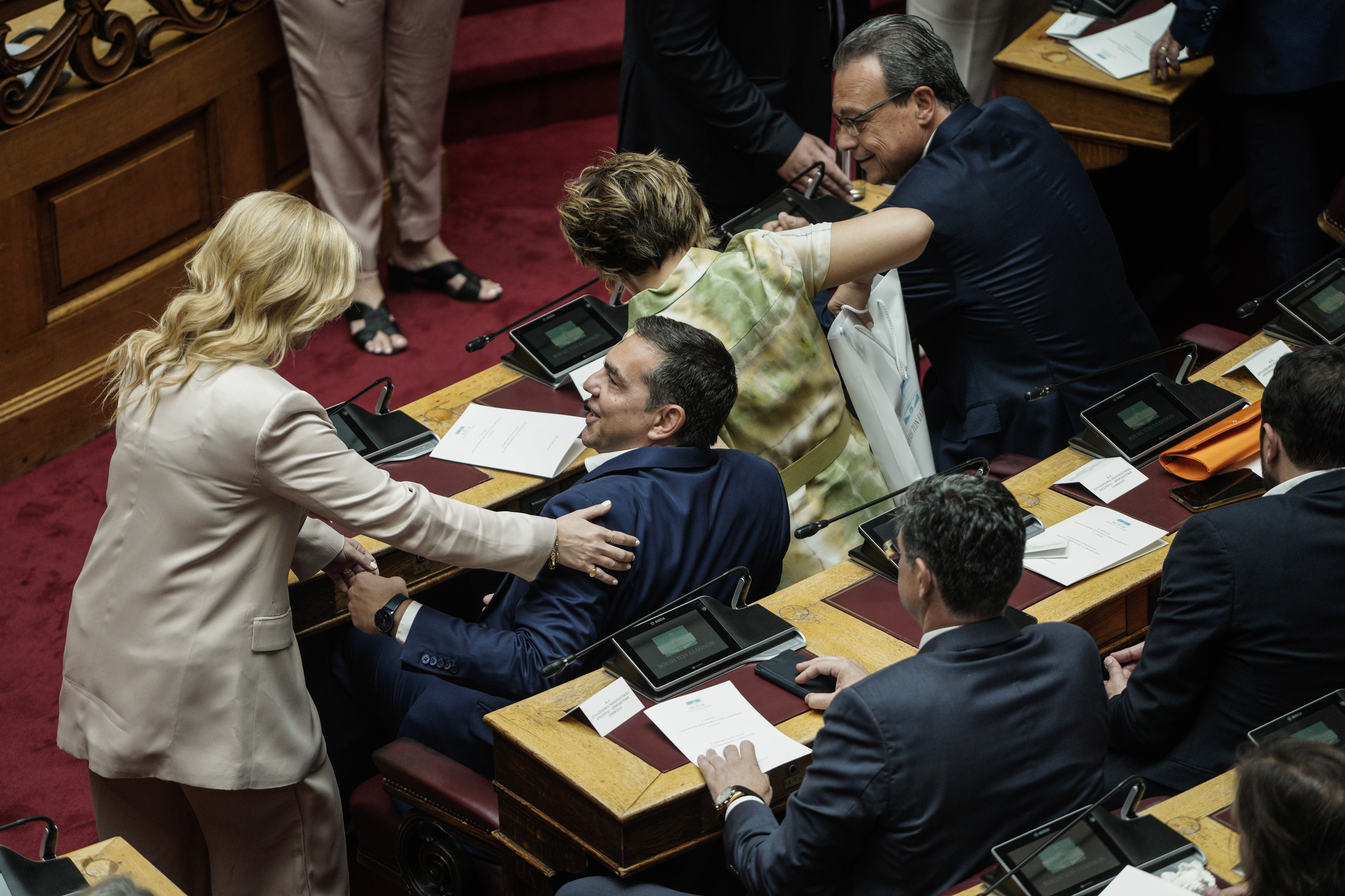 Βουλή: Η πρώτη εμφάνιση Τσίπρα με συμβολισμούς και η χειραψία με τη Ντόρα