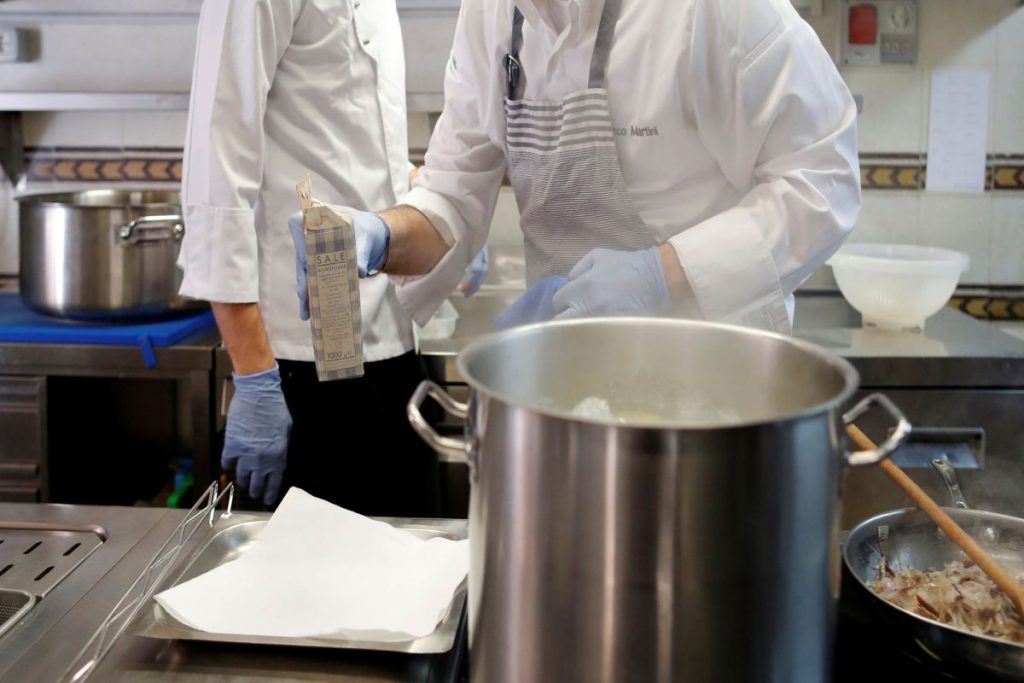 Κρήτη: 22χρονος μάγειρας κάηκε με λάδι σε ξενοδοχείο – Η καταγγελία της μητέρας του