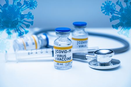 Covid-19: Αγωγές για τις παρενέργειες των εμβολίων κορωνοϊού