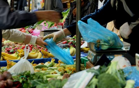 Capital Economics: Γιατί δεν θα μειωθούν οι τιμές των τροφίμων παρά την πτώση του πληθωρισμού