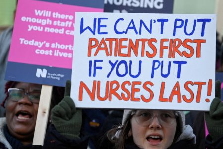NHS: Το βρετανικό εθνικό σύστημα υγείας κλείνει τα 75 και «πνέει τα λοίσθια»