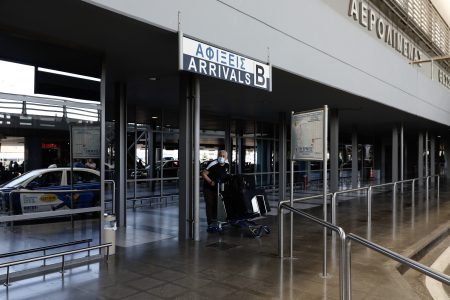 Θεσσαλονίκη: Συνελήφθη στο αεροδρόμιο 61χρονη διωκόμενη για κατοχή χειροβομβίδας