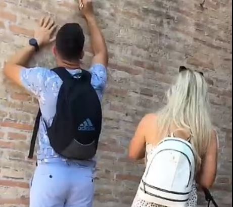 Ιταλία: Συγνώμη ζήτησε ο τουρίστας που χάραξε το όνομά του στο Κολοσσαίο