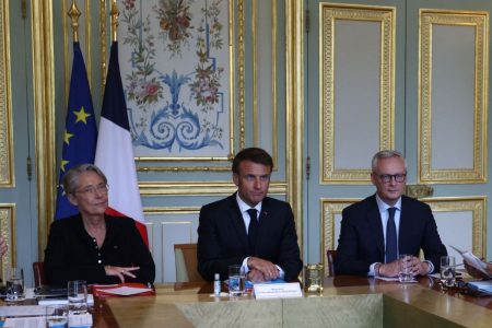 Γαλλία: Ο Μακρόν τα βάζει με τα social media – Γιατί εξετάζει τον αποκλεισμό τους
