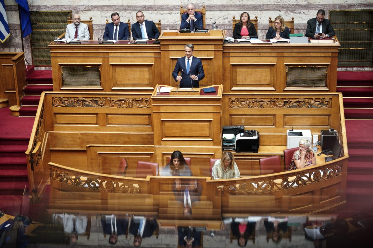 Βουλή: Ο «πολυδιάστατος εκσυγχρονισμός» του Μητσοτάκη, τα «παράθυρα» του Ανδρουλάκη, ο «νομοταγής» Στίγκας