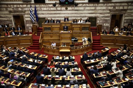 Βουλή: Κατατίθεται το νομοσχέδιο για τα ομόφυλα ζευγάρια