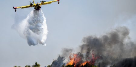 Υπό μερικό έλεγχο η φωτιά στο Άγιο Όρος