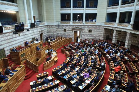 Ψήφος αποδήμων: Κλείνει μια εκκρεμότητα μισού αιώνα – Στη Βουλή το νομοσχέδιο