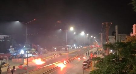 Επεισόδια στη Βεΐκου: Μολότοφ και δακρυγόνα έξω από φεστιβάλ – Κάηκαν αυτοκίνητα