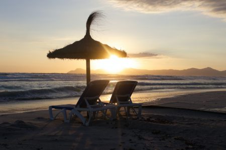 Από «χρυσάφι» οι ξαπλώστρες σε παραλίες της Αττικής – Πόσο κοστίζει ένα μπάνιο