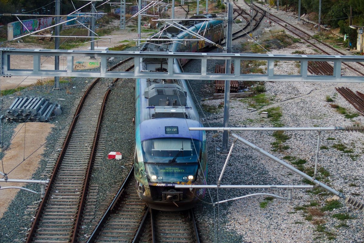 Βόλος: Μηχανή παραβίασε τις μπάρες και συγκρούστηκε με τρένο