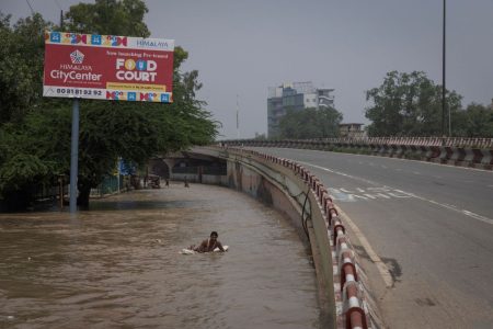 Πλημμύρισε η Ινδία: Νερό με δελτίο και κλειστά σχολεία