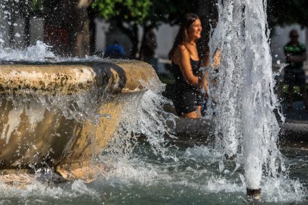 Καύσωνας Κλέων: Πάνω από 44 βαθμούς η θερμοκρασία στη Θήβα – Ποιες πόλεις «ψήθηκαν»