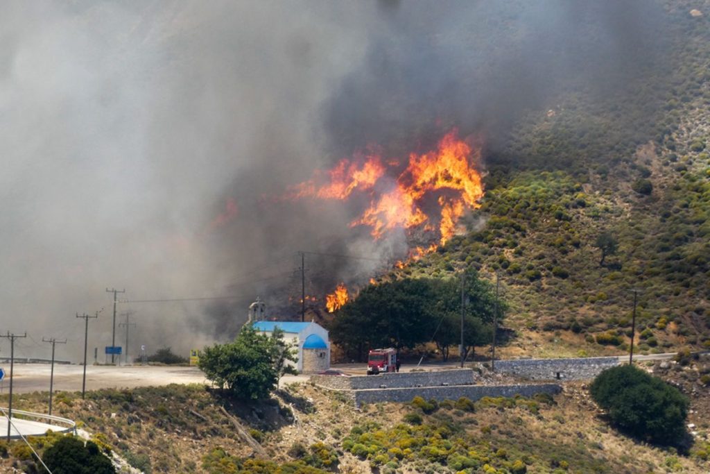 Νάξος: Μάχη με τις φλόγες όλη τη νύχτα στη Νάξο – Άρχισαν οι εναέριες ρίψεις
