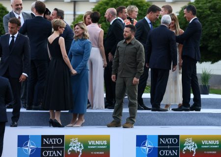 To NATO διστάζει, αλλά «χρυσώνει» το χάπι στον Ζελένσκι