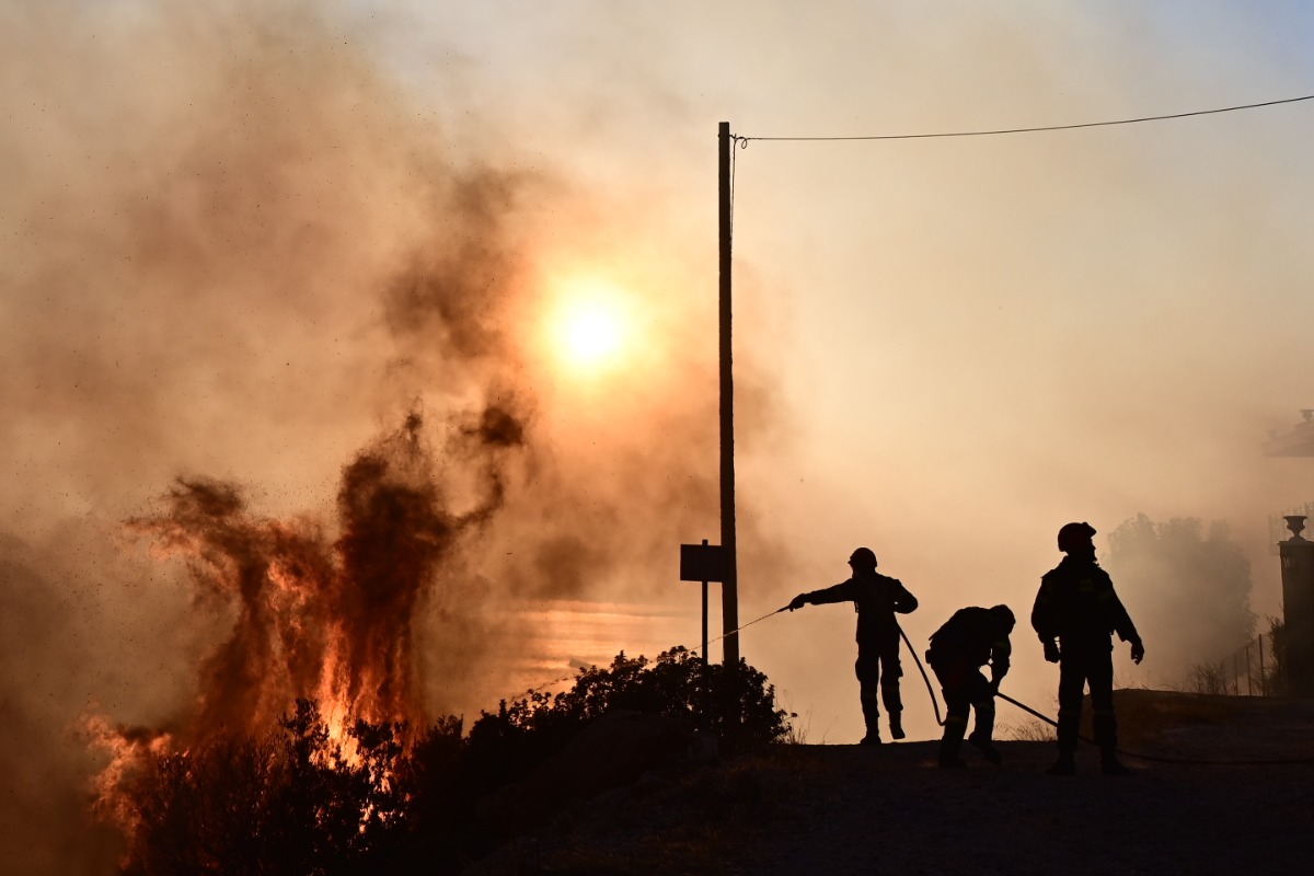 Φωτιά στον Κουβαρά: Ανεξέλεγκτο το πύρινο μέτωπο – Εκκενώνονται περιοχές – Καίγονται σπίτια