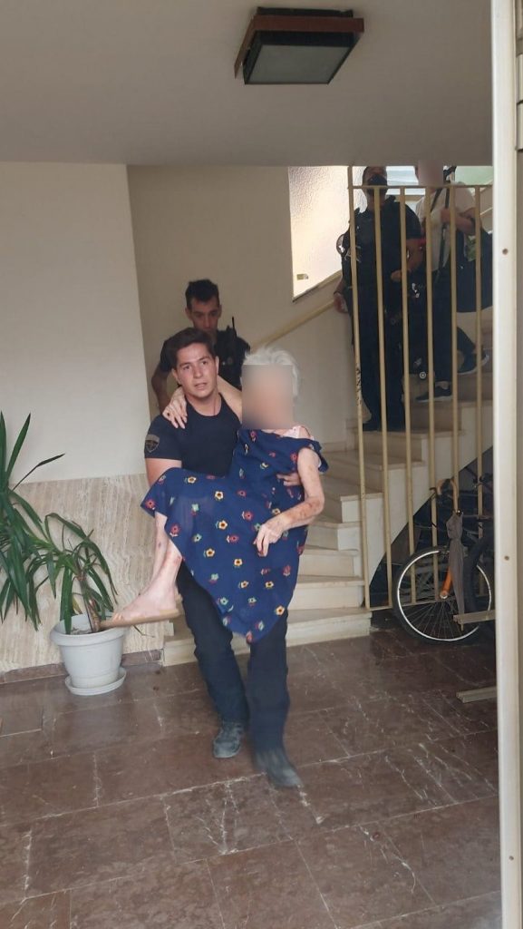 Ανάβυσσος: Δραματικός απεγκλωβισμός ηλικιωμένου ζευγαριού από φλεγόμενο σπίτι