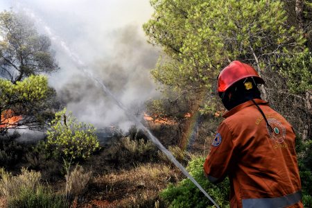 Φωτιά στο Νέο Κουβαρά Κερατέας – Σηκώθηκαν εναέρια μέσα