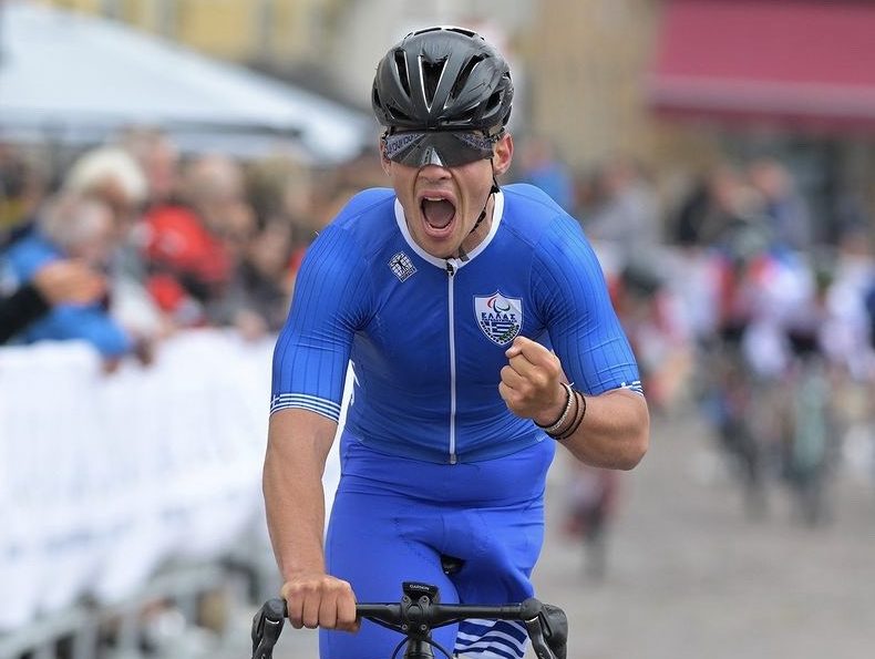 Φωτιά στον Κουβαρά: «Να δω πώς θα τρέξεις να φύγεις» – Ο Νίκος Παπαγγελής καταγγέλλει αστυνομικό