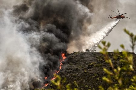 Κοντά στα διυλιστήρια η φωτιά από το Λουτράκι – Δραματικές εκκενώσεις στη Μάνδρα