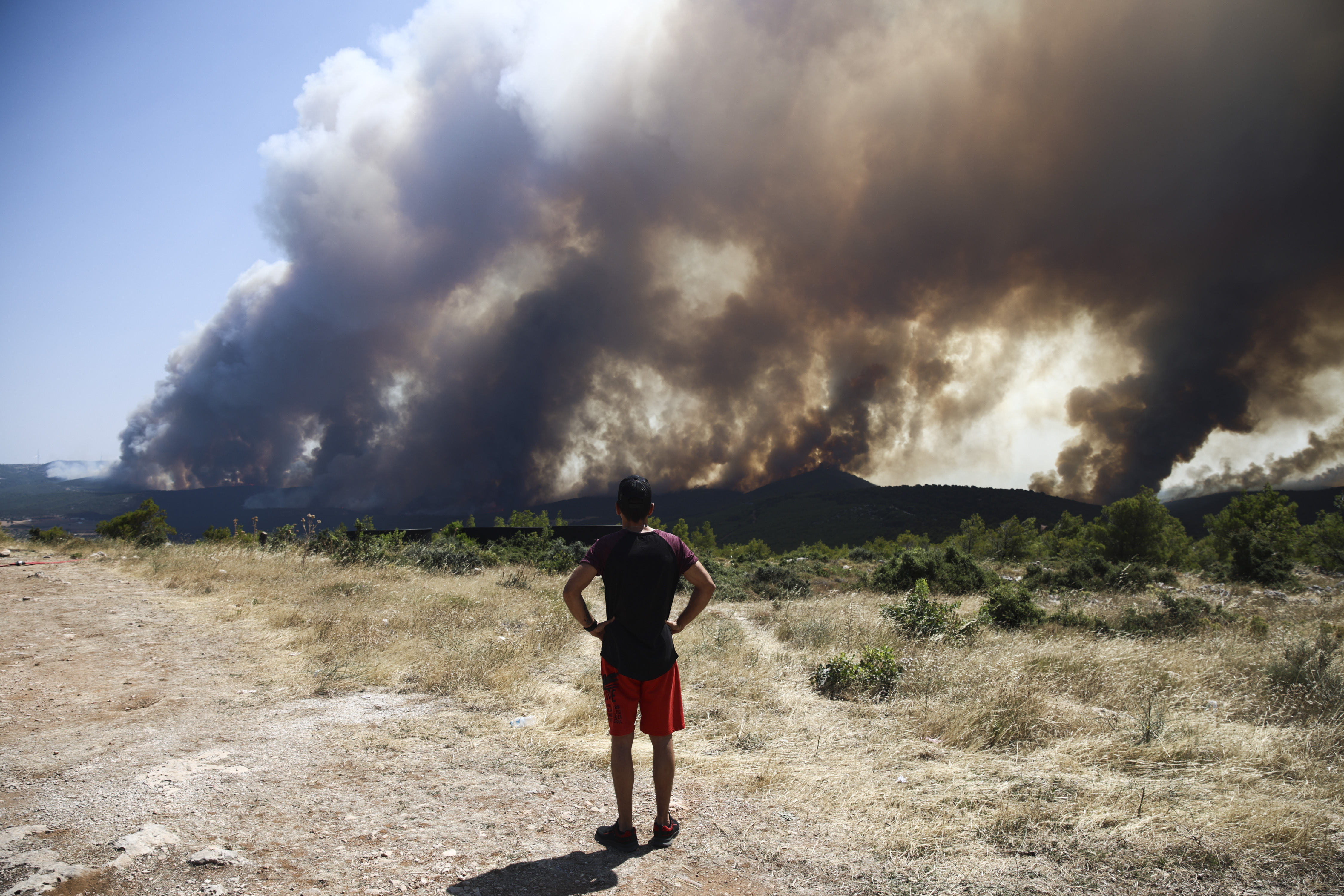«Κόλαση» φωτιάς σε Λουτράκι και Δερβενοχώρια – Καίγονται σπίτια
