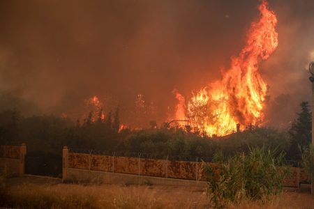 Φωτιά στη Μάνδρα: Κοντά σε εργοστάσιο ελαστικών – Σε απόγνωση ο δήμαρχος
