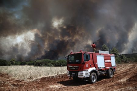 Φωτιά στη Μάνδρα: «Πάμε, θα καούμε» – Δραματική απομάκρυνση από εργοστάσιο ξυλείας